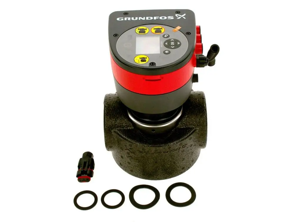 Grundfos Heizungspumpe mit digitalem Steuergerät, sitzt auf einem schwarzen Gehäuse. Zubehörteile und Dichtungen sind im Bild sichtbar.